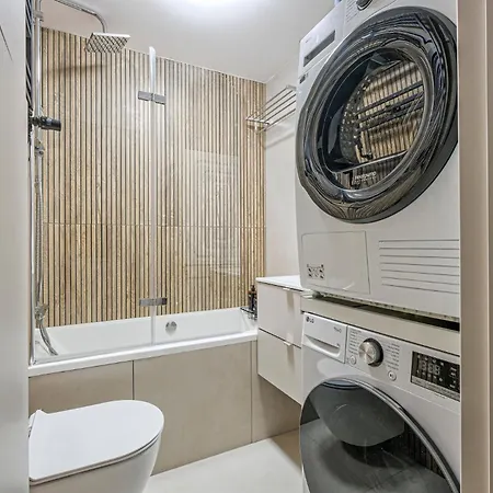 Prestige Center Metro, Ac, Smart Tv, 2 Bathrooms * Varsó