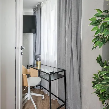 Prestige Center Metro, Ac, Smart Tv, 2 Bathrooms Hostel *