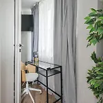 Prestige Center Metro, Ac, Smart Tv, 2 Bathrooms Hostel *